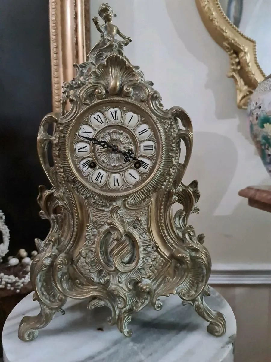 Antique clock POSTAGE AVAILABLE