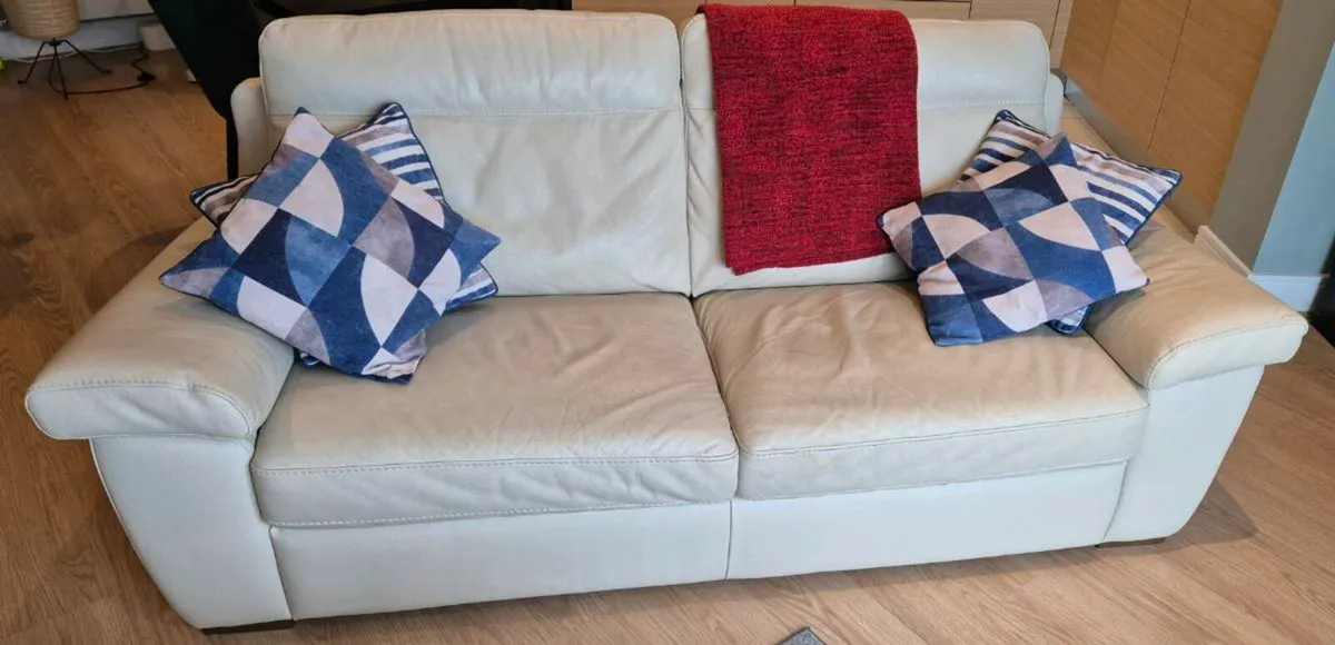 3 seater leather couch - Image 1