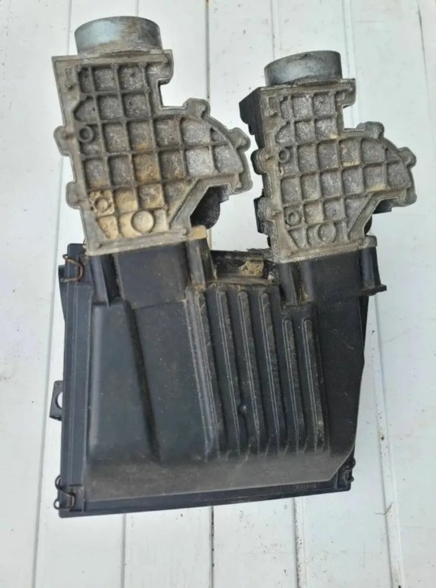 Ford 2.9 air filter box complete Sierra, Granada - Image 1