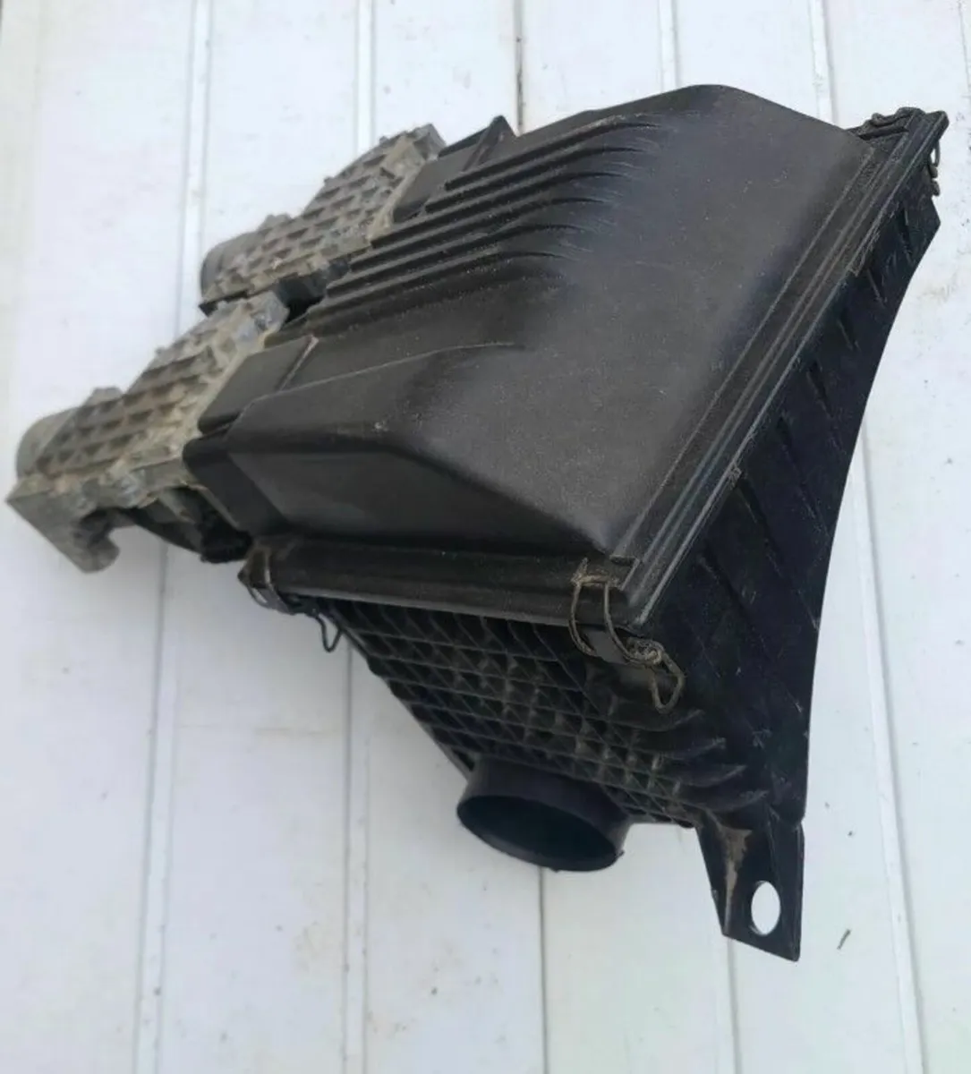 Ford 2.9 air filter box complete Sierra, Granada - Image 2