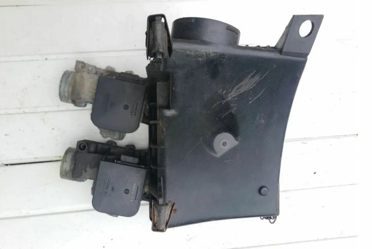 Ford 2.9 air filter box complete Sierra, Granada - Image 3