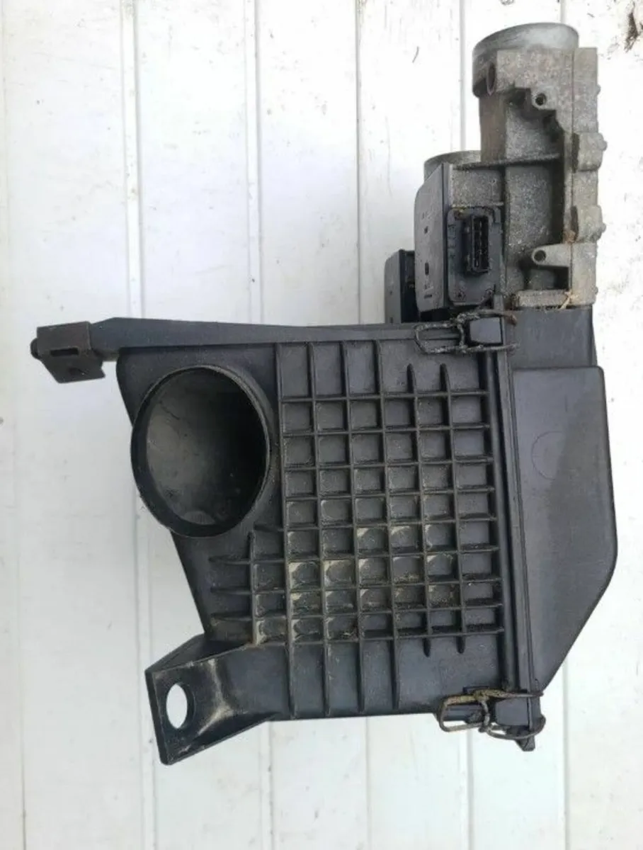 Ford 2.9 air filter box complete Sierra, Granada - Image 4