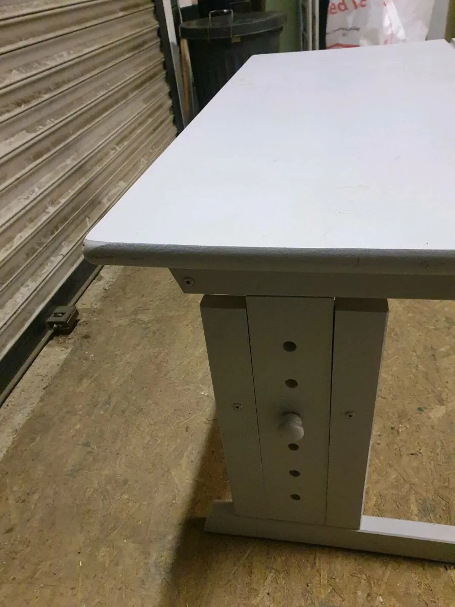 Small adjustable desk - Image 1