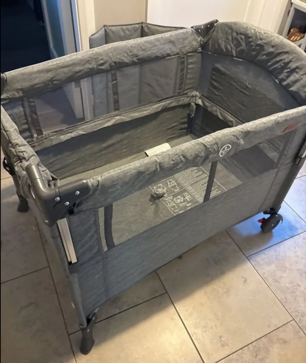 Travel cot - Image 1
