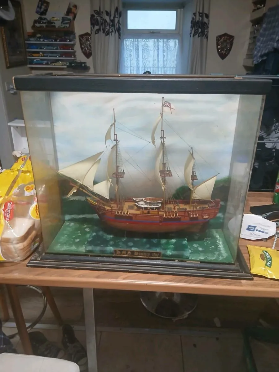 Model ship - Image 1