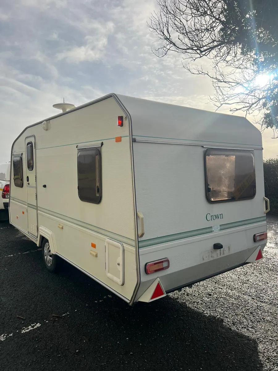 Elddis Crown 5 Berth Lightweight Caravan - Image 3