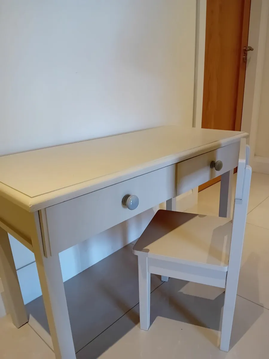 Kids  Desk & Chair - Image 1
