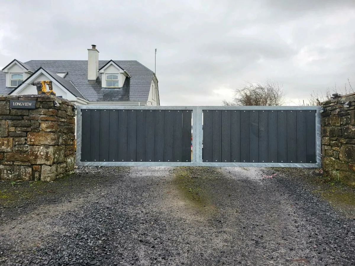 Entrance driveway gates - Image 2