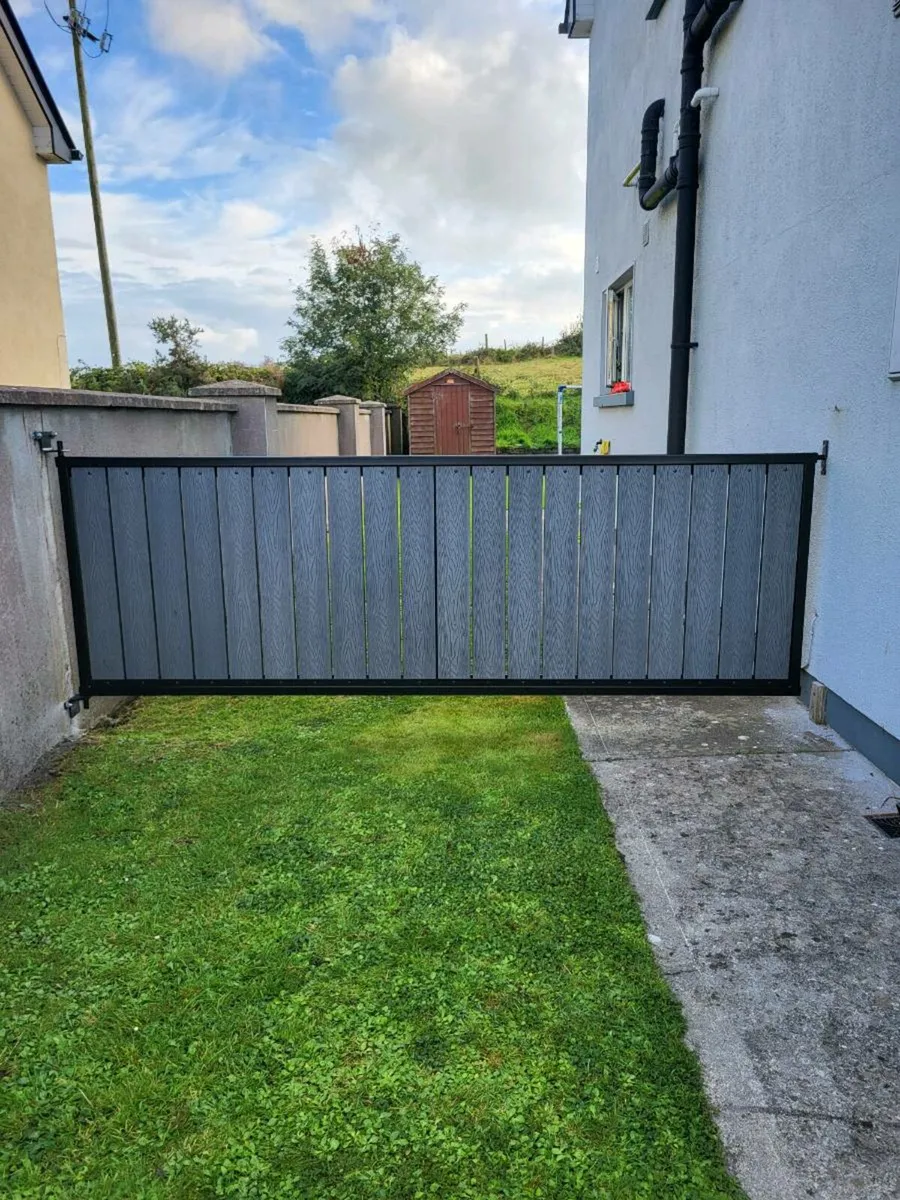 Entrance driveway gates - Image 4
