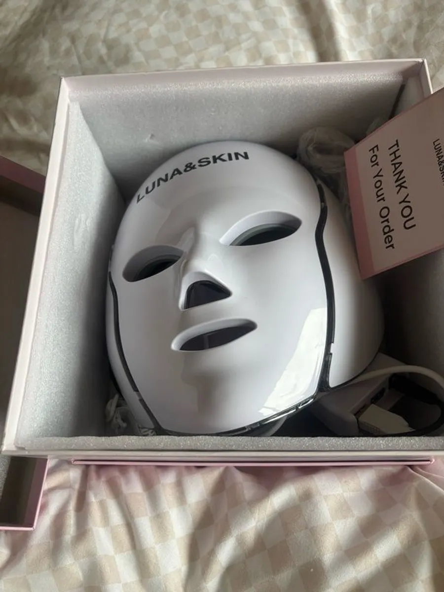 Luna & skin 192 Medical grade LEDS face and next coverage dermatologist recommended brand new never used unwanted gift - Image 2