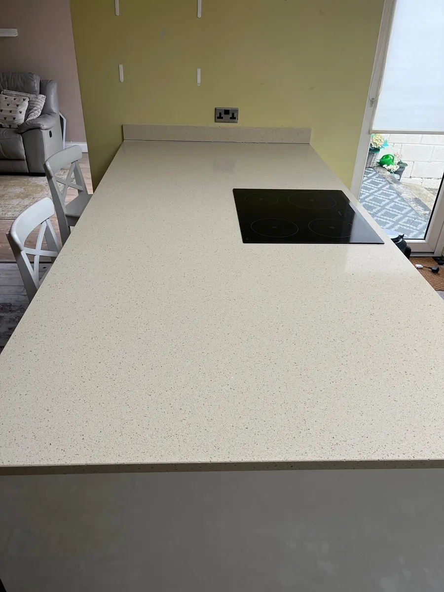 Quartz countertop - Image 1