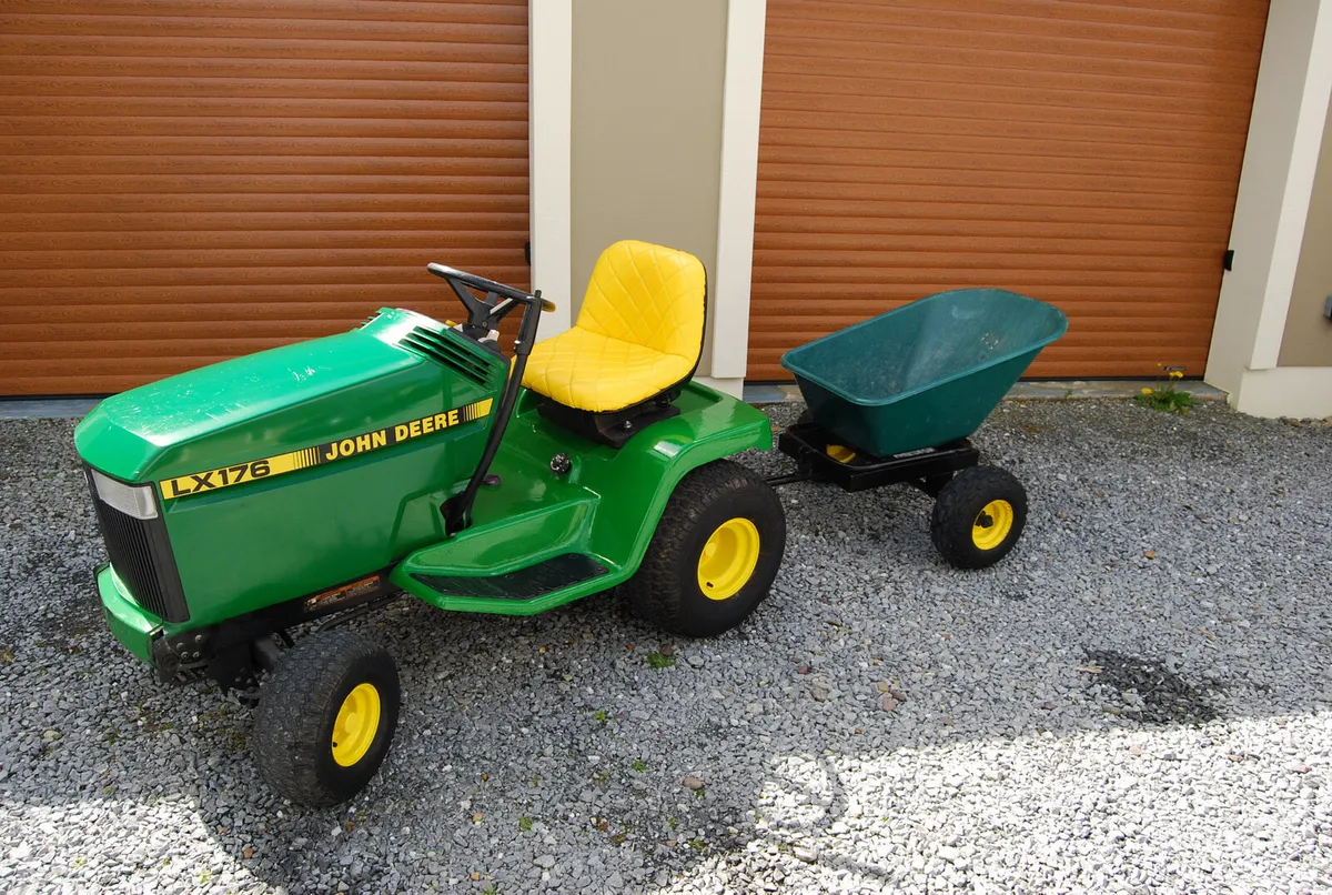 John Deere ride on tractor with Trailer - Image 4