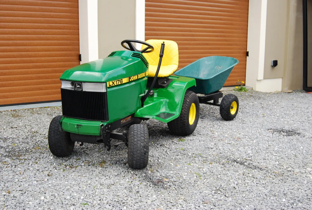 John Deere ride on tractor with Trailer - Image 1
