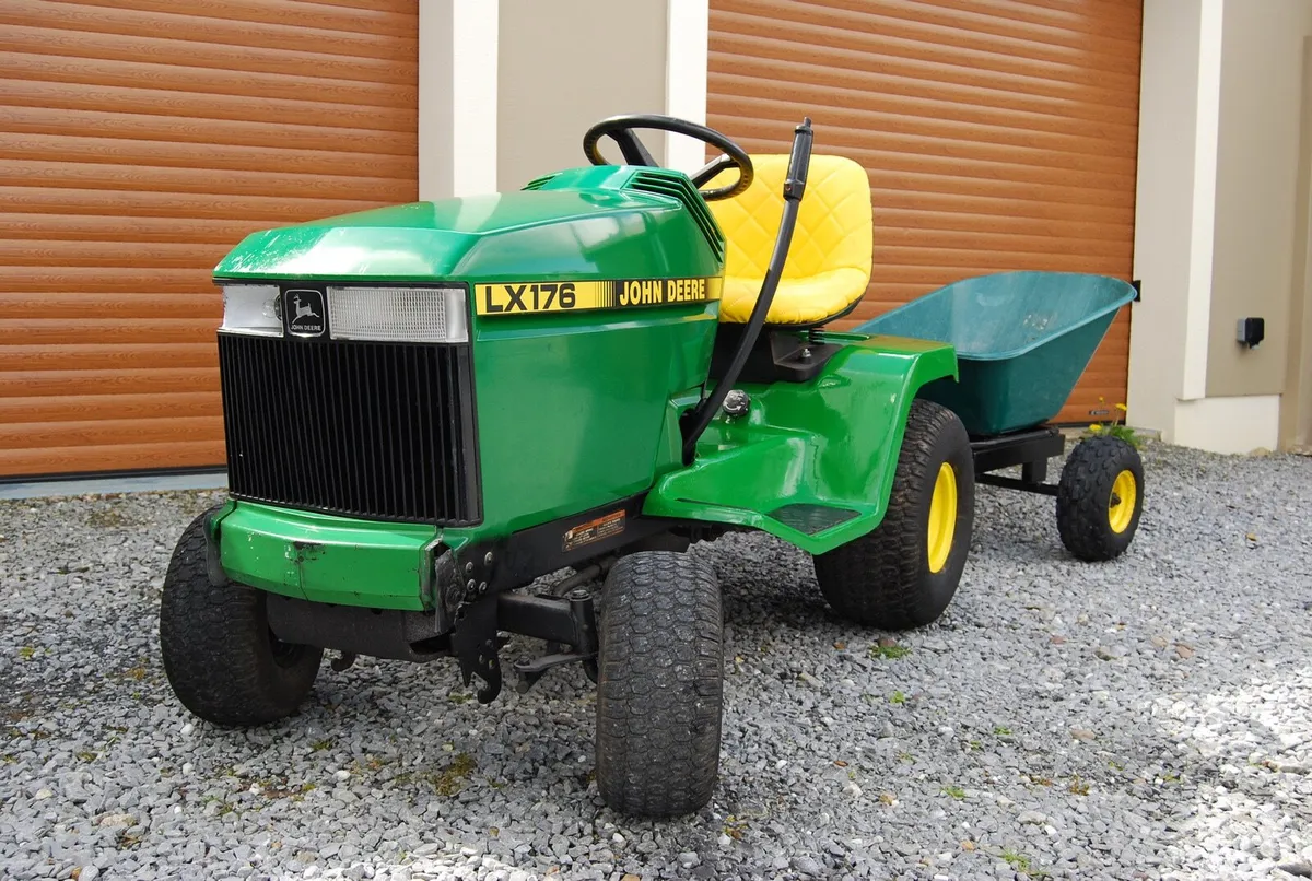 JOHN DEERE Ride on Tractor with a Trailer - Image 1