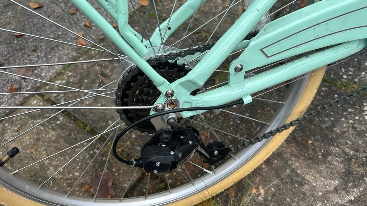 Girls bike - Image 4