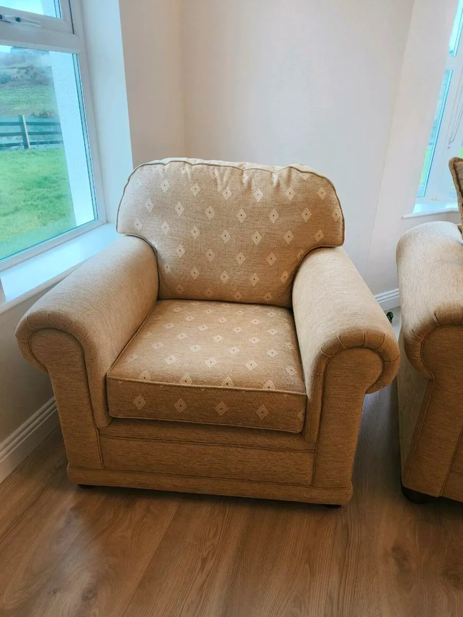 4 Seater Couch with 2 matching Armchairs - Image 4