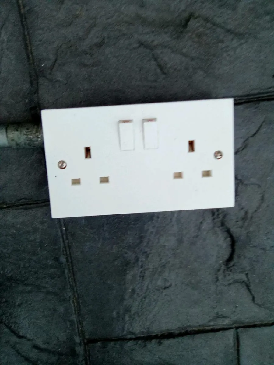 2. TWIN. SOCKETS.  WIRED. ON.  4. FEET. OF CONDUIT - Image 4