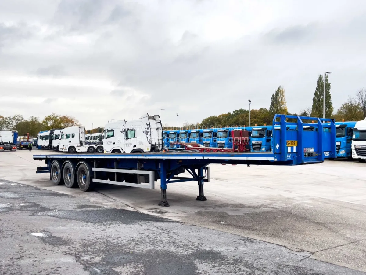 2018 SDC FLATBED TRI AXLE TRAILER - Image 1
