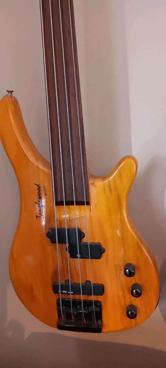 Fretless bass guitar - Image 3