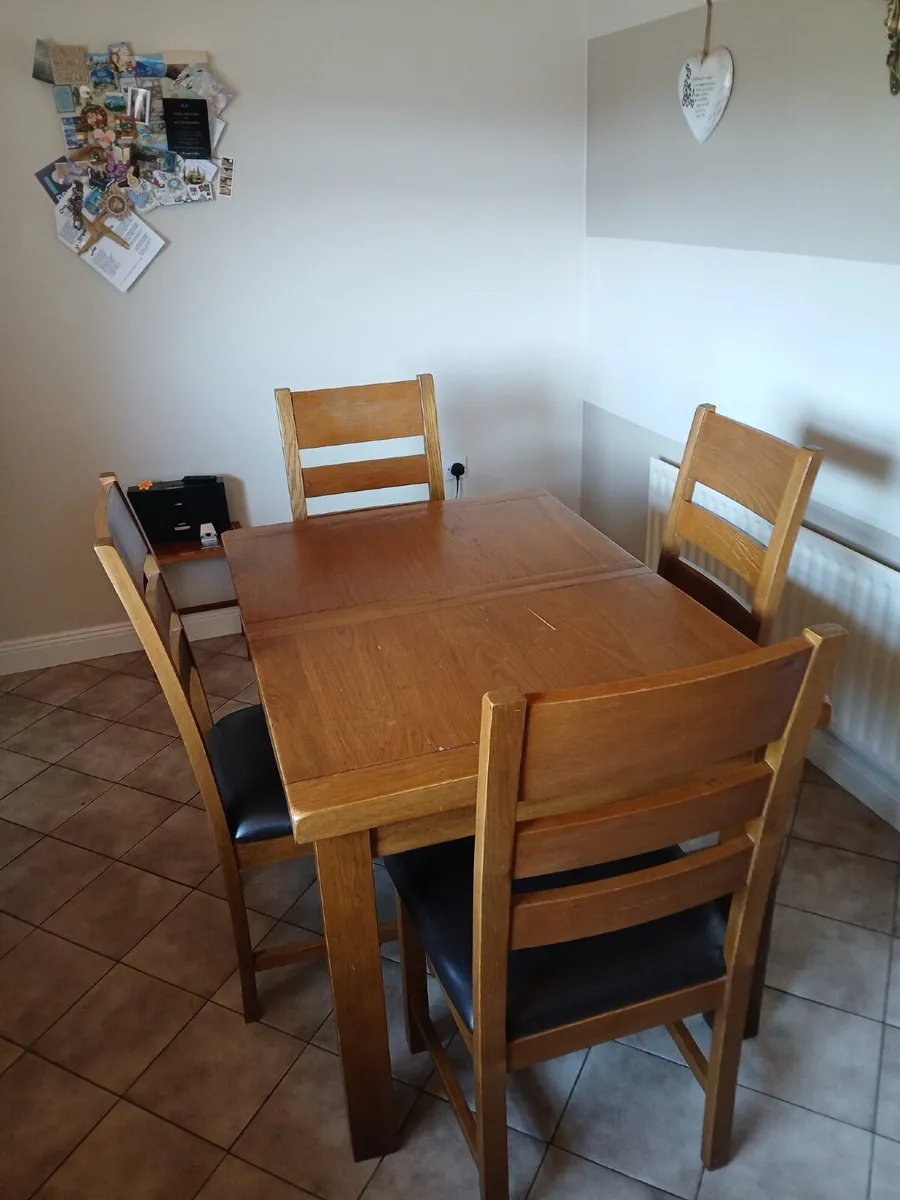 Table and chairs - Image 1