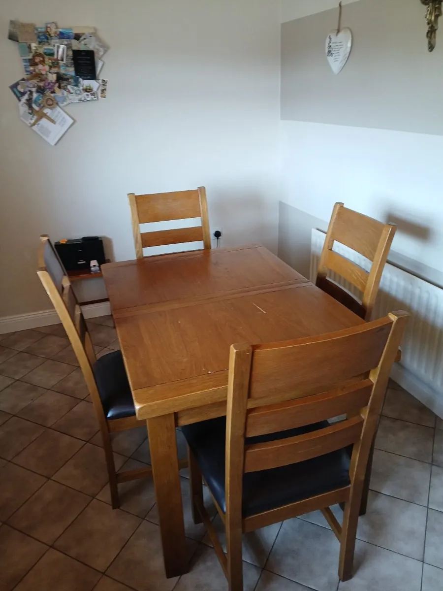 Table and chairs - Image 2