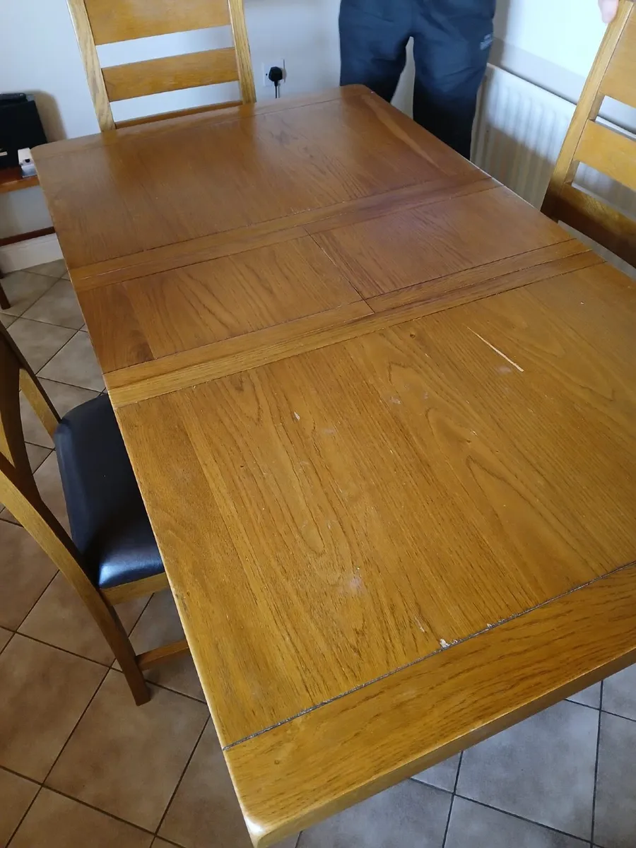 Table and chairs - Image 4