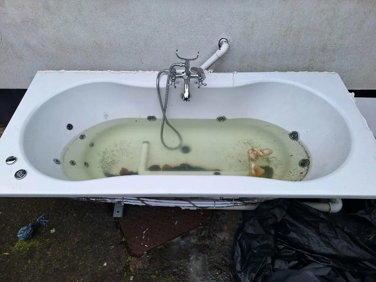 Bathroom suite - Image 2