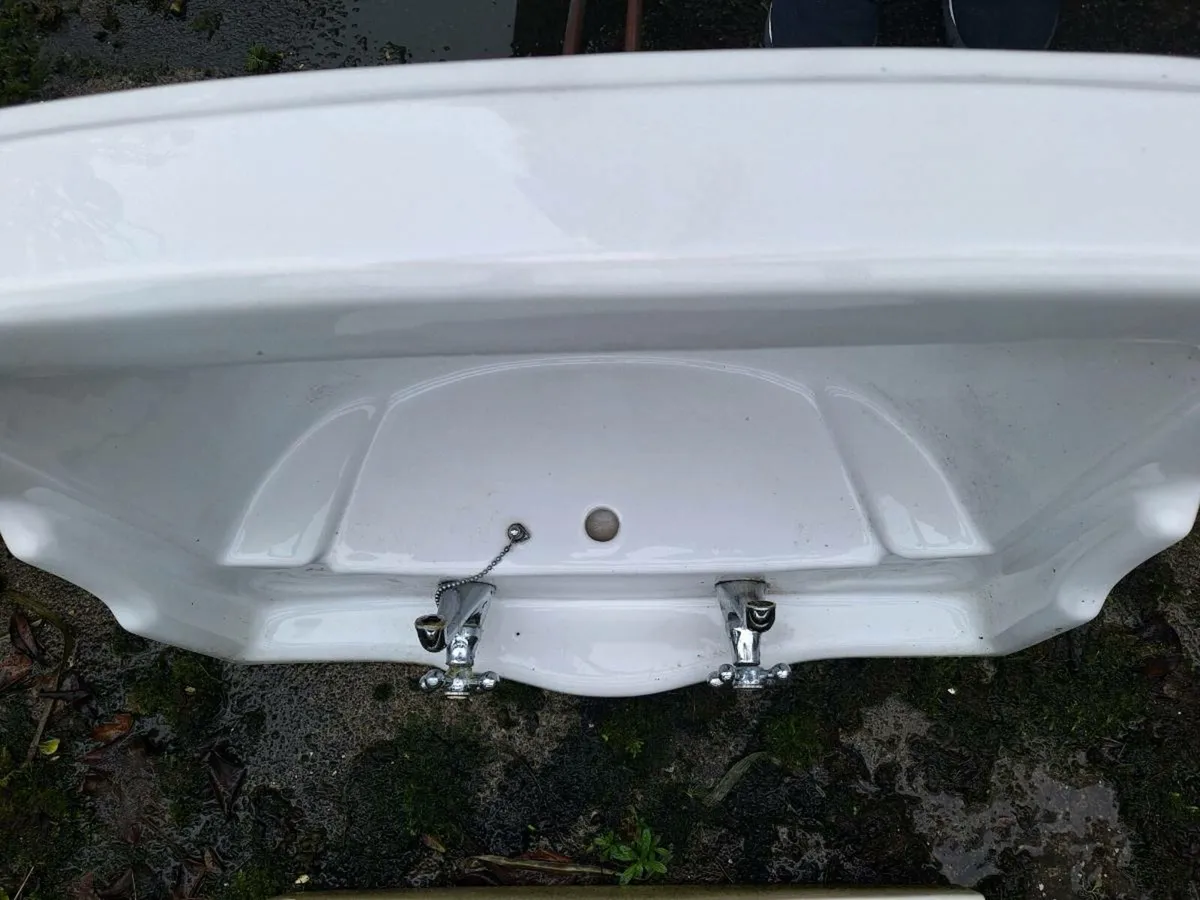 Bathroom suite - Image 4