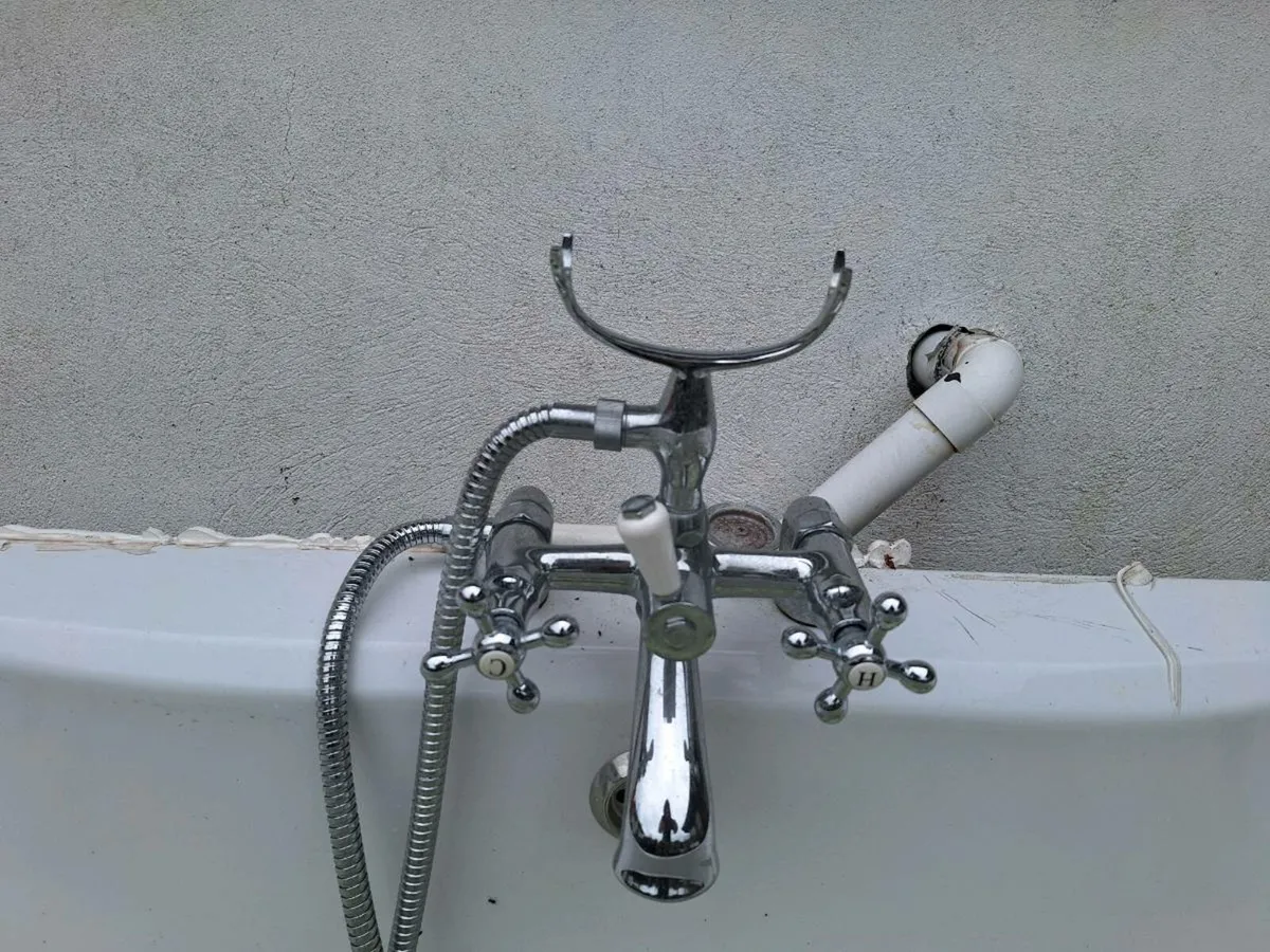 Bathroom suite - Image 1