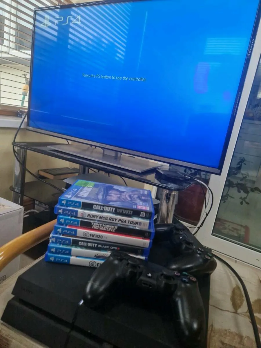 PS4 with games + 2 controllers + charging station - Image 1