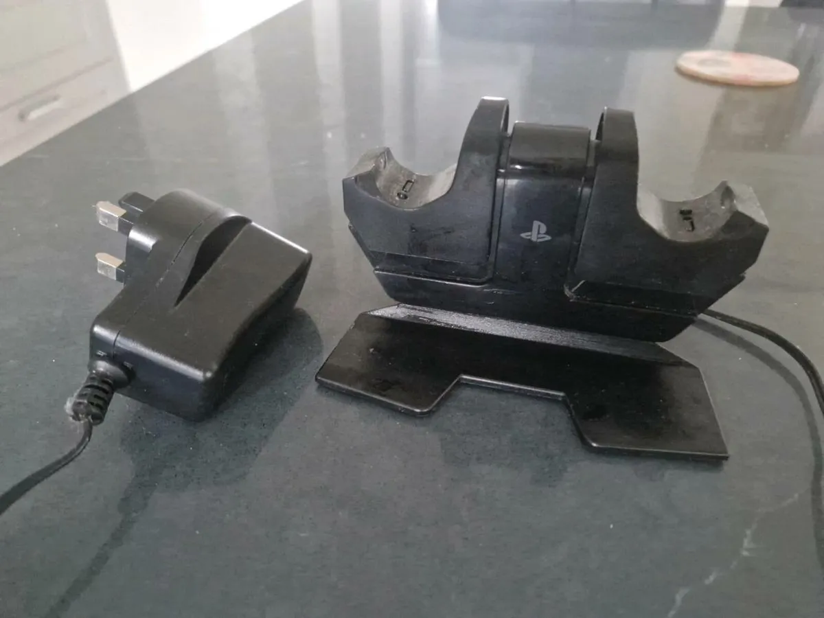 PS4 with games + 2 controllers + charging station - Image 3