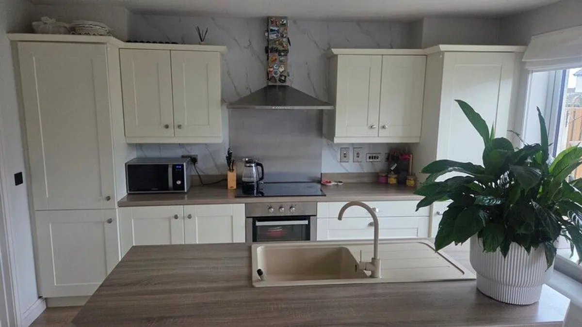 kitchen cabinet and island - Image 1