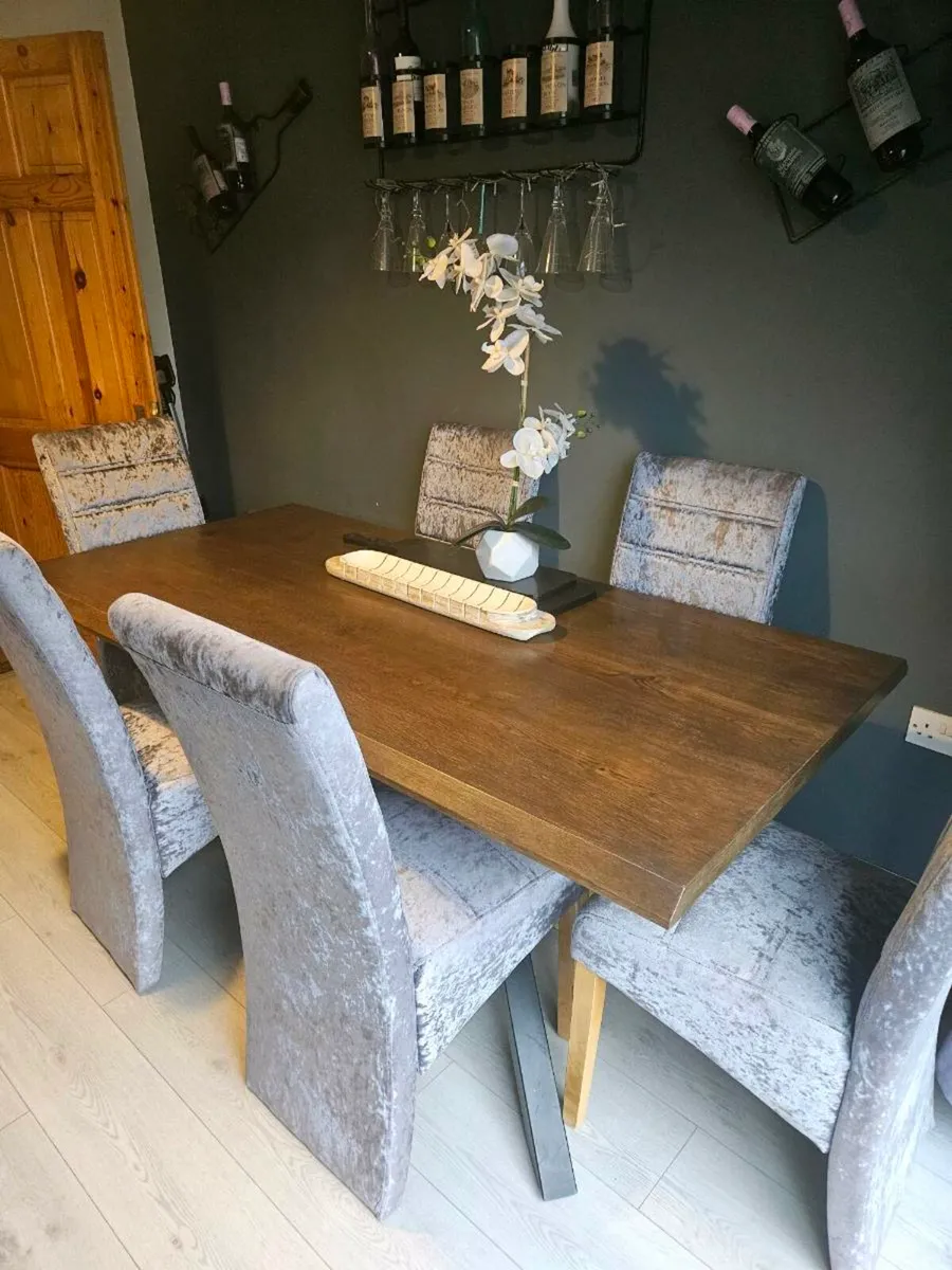Dining table and 6 chairs - Image 1