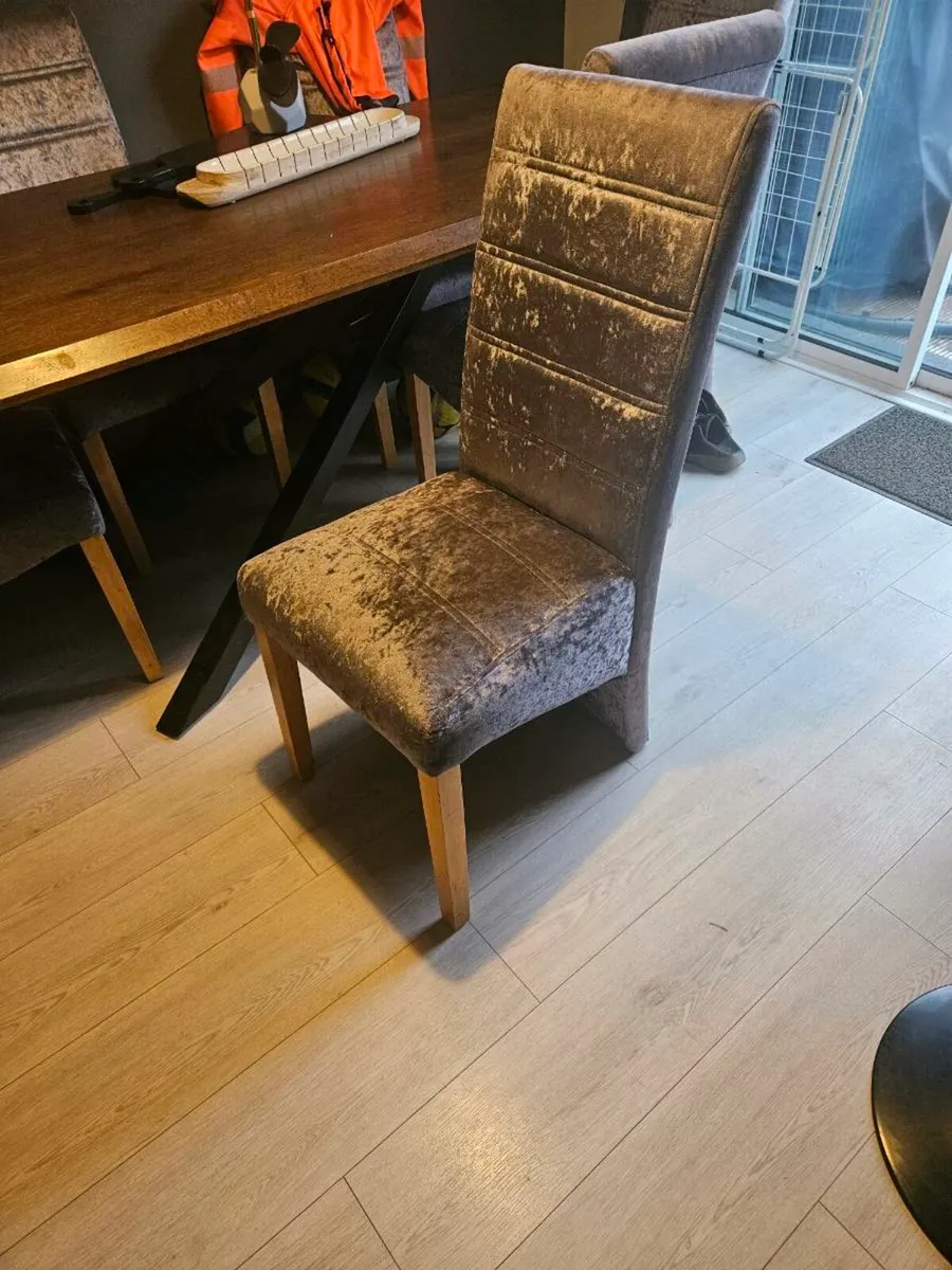 Dining table and 6 chairs - Image 3