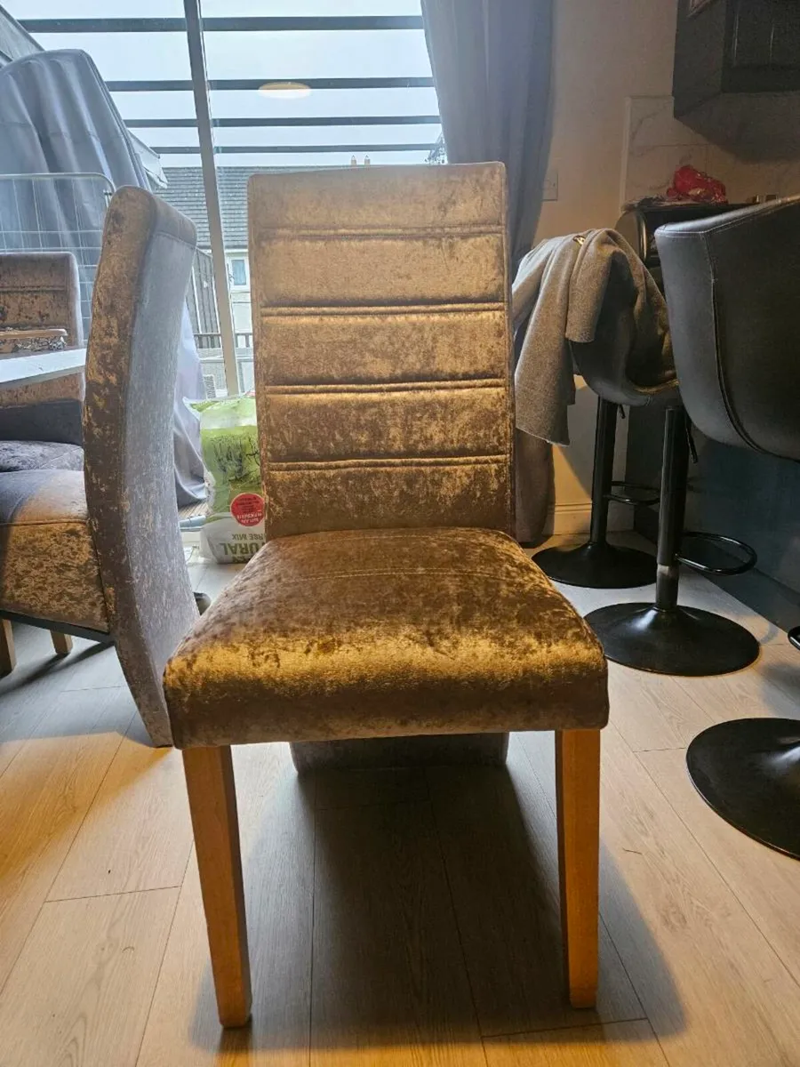 Dining table and 6 chairs - Image 4