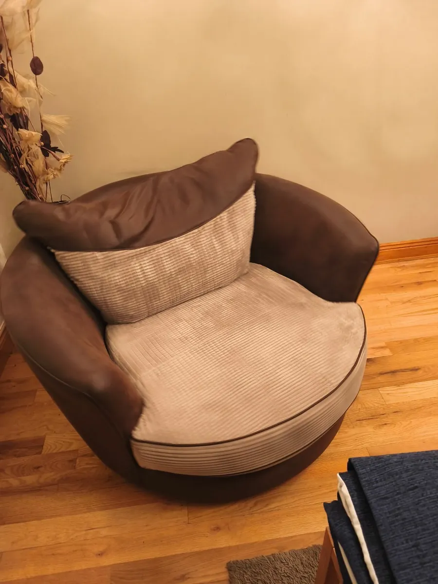 Lounge swivel Arm chair - Image 1