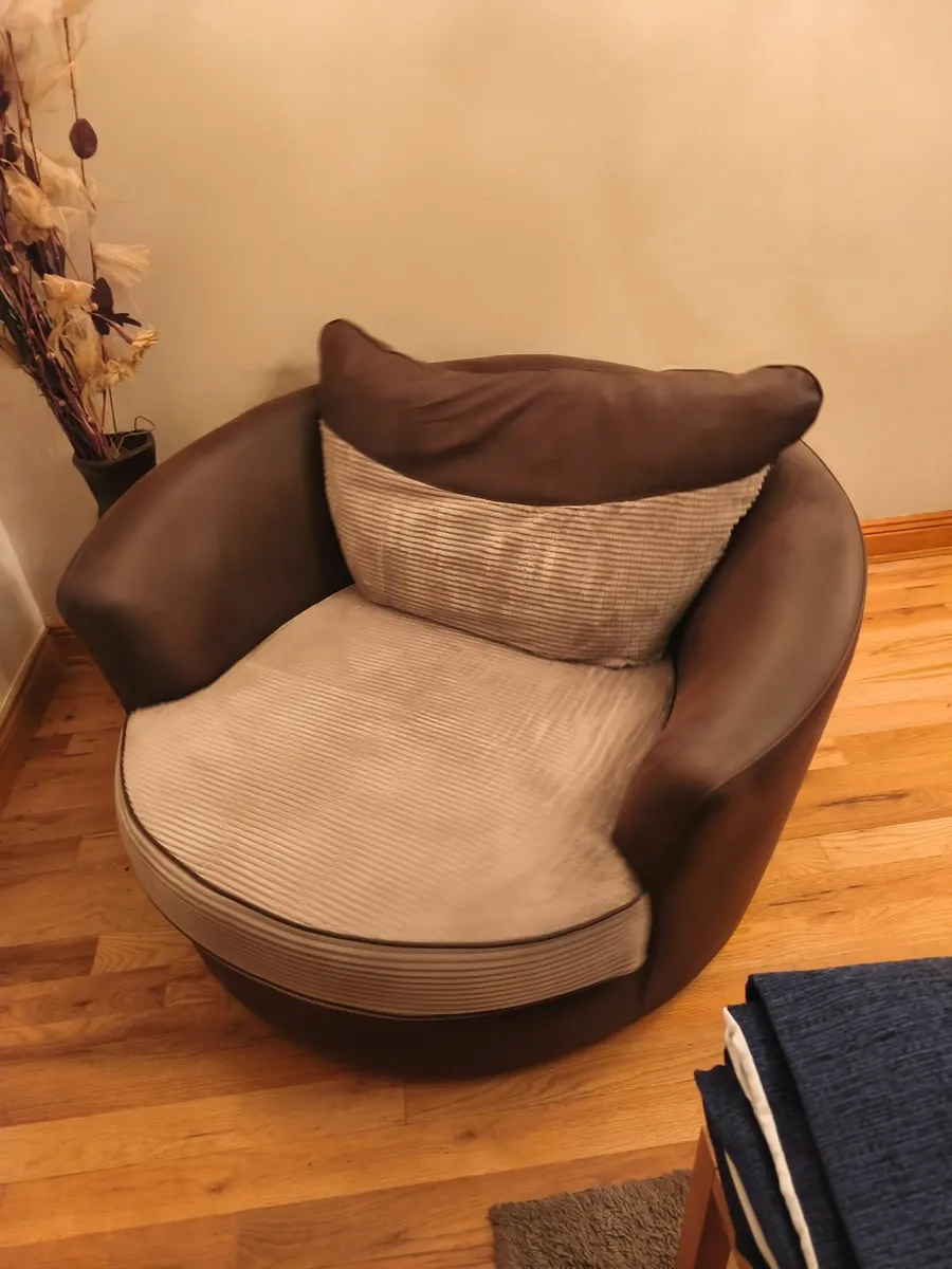 Lounge swivel Arm chair - Image 2