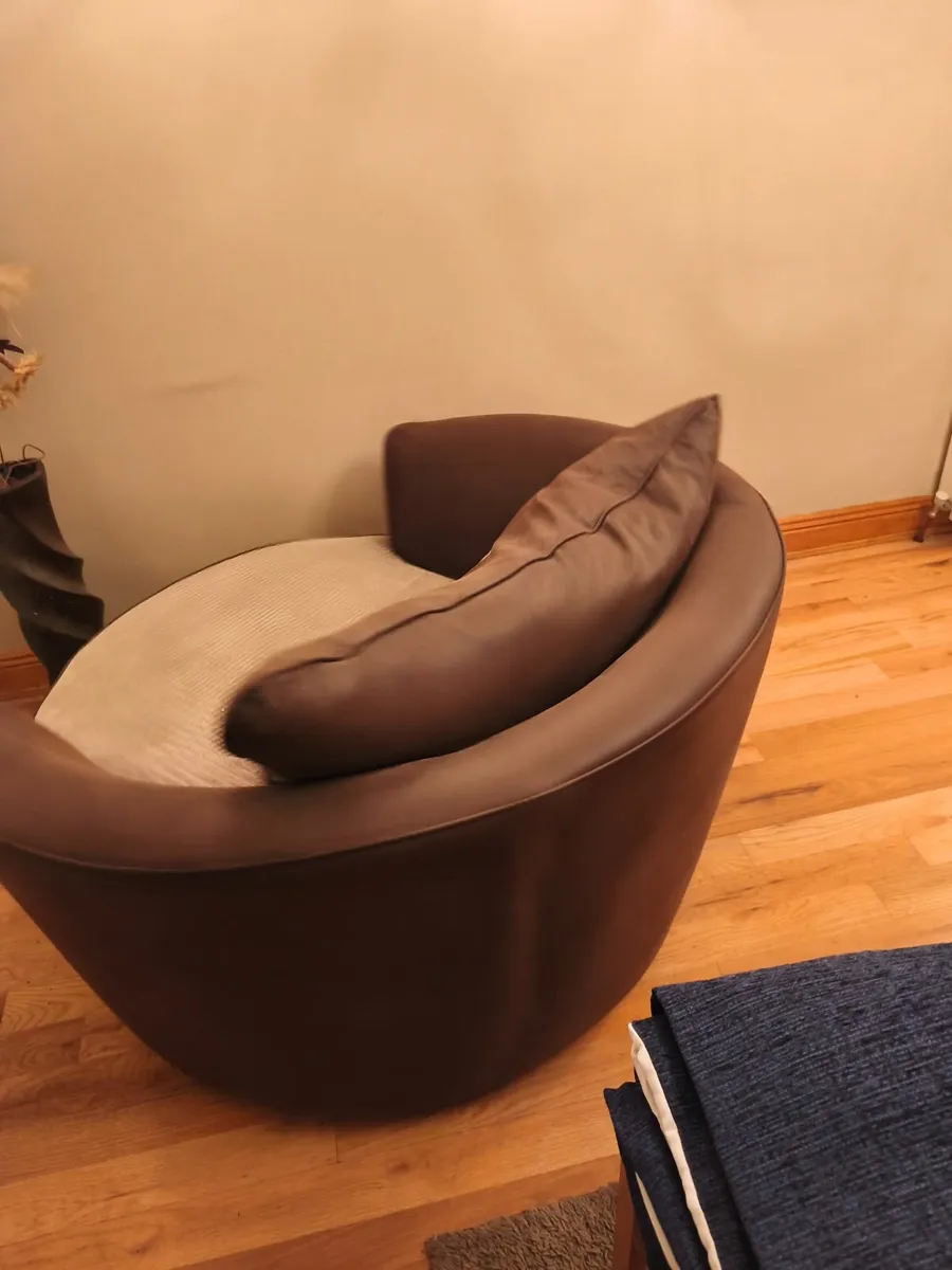 Lounge swivel Arm chair - Image 3