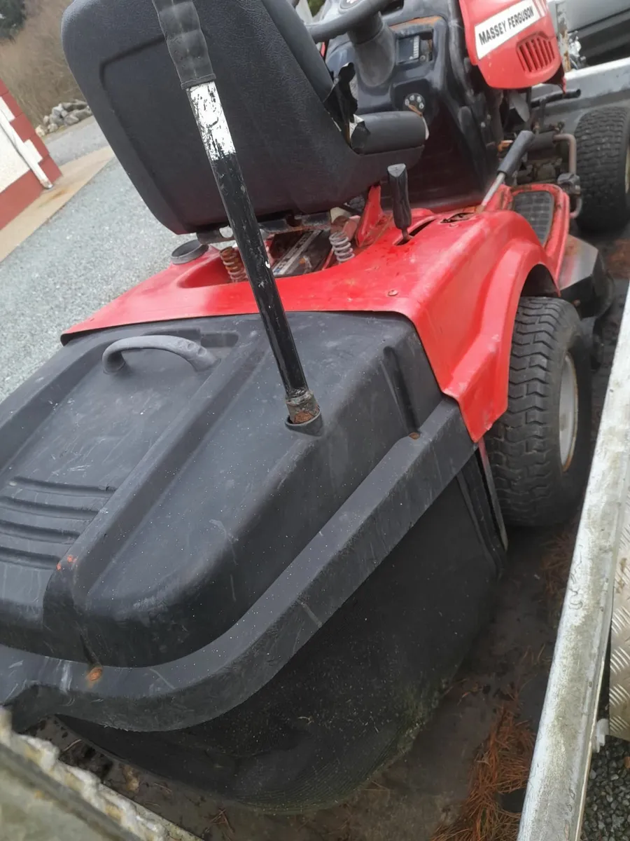 Ride on lawnmower - Image 1