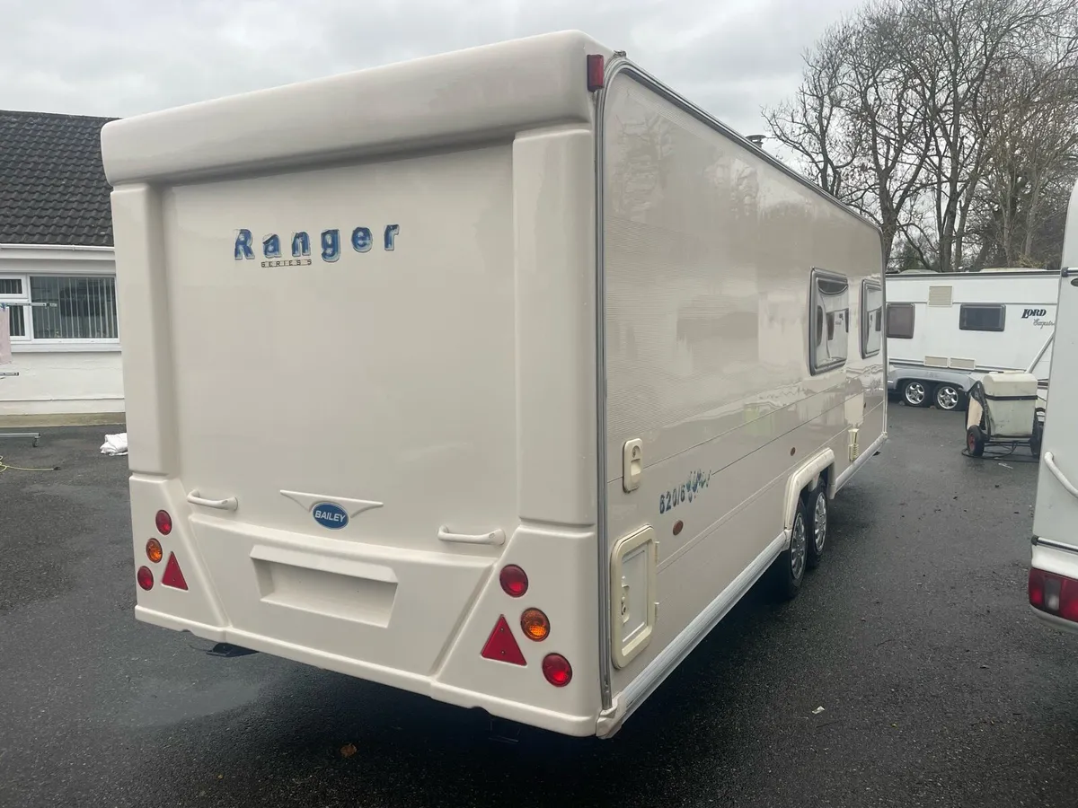 6 birth fixed bed caravan - Image 3