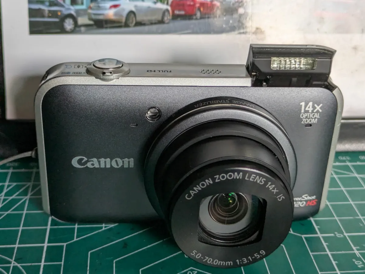 Canon SX220 HS digital compact camera - Image 1