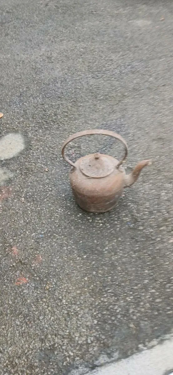Cast iron kettle - Image 1