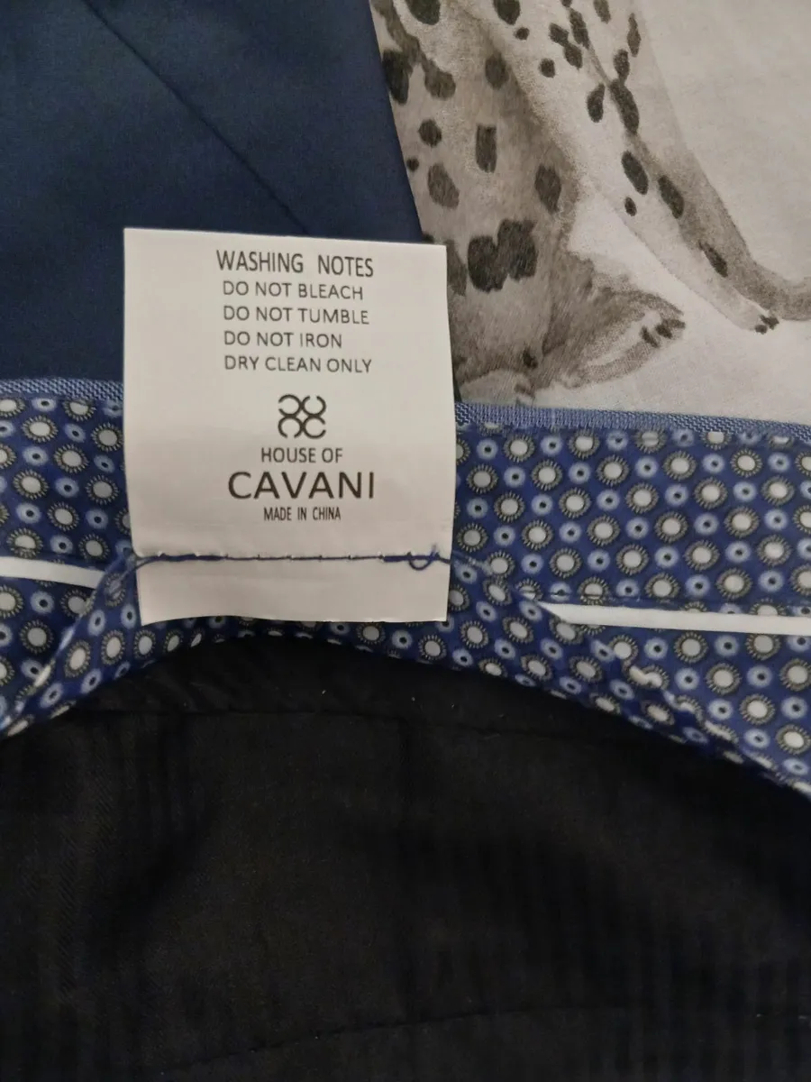 Cavani Mens meduim 3piece suit - Image 3