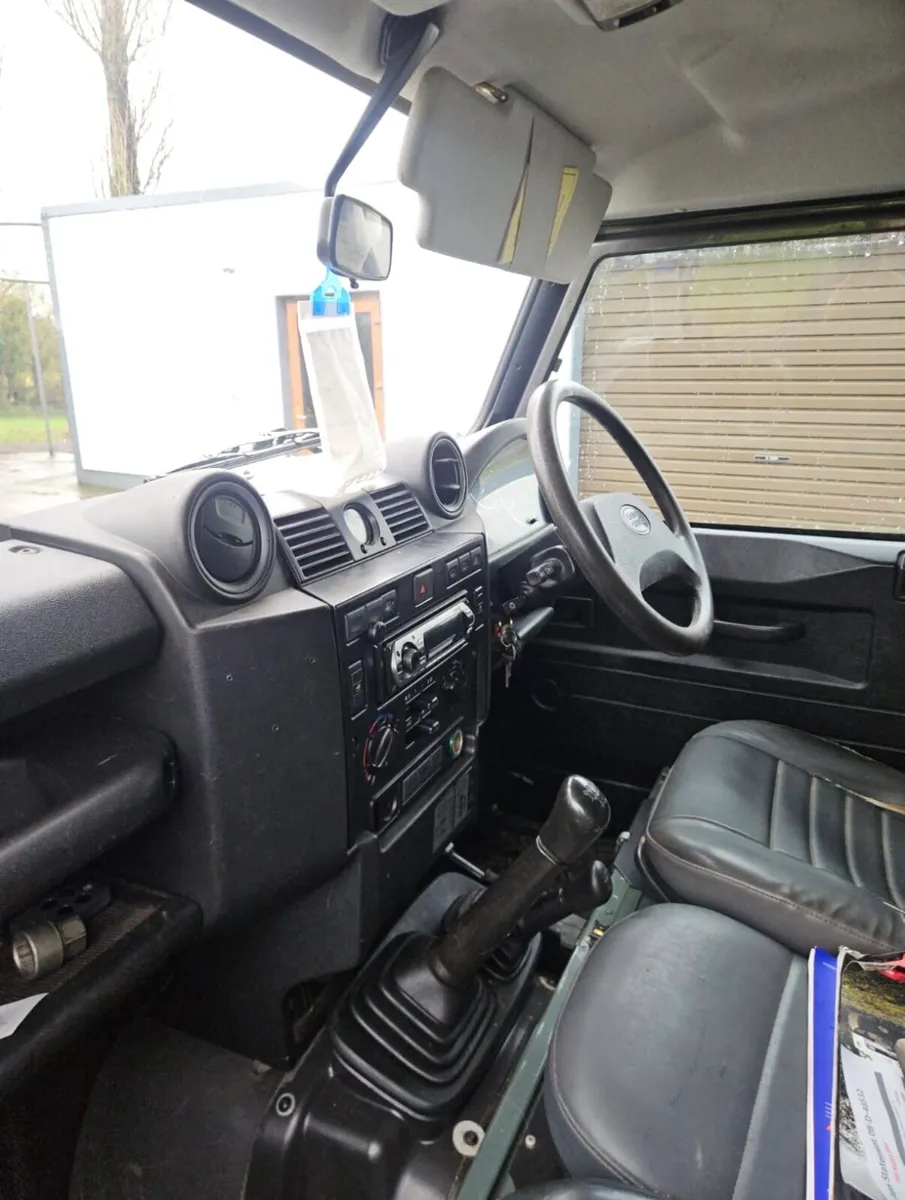 Land Rover Defender - Image 3