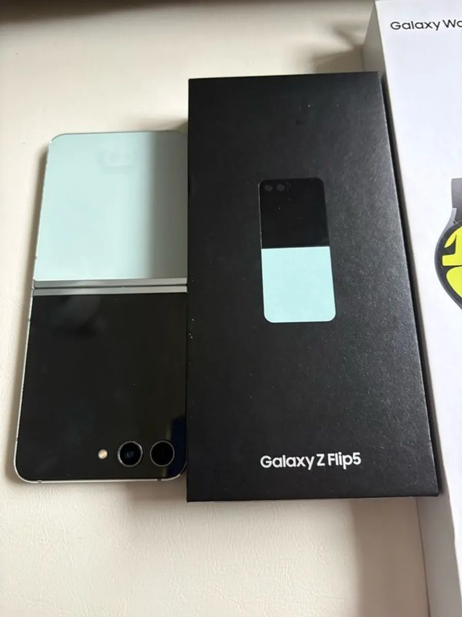 Samsung galaxy flip 5 and galaxy watch 6 - Image 1
