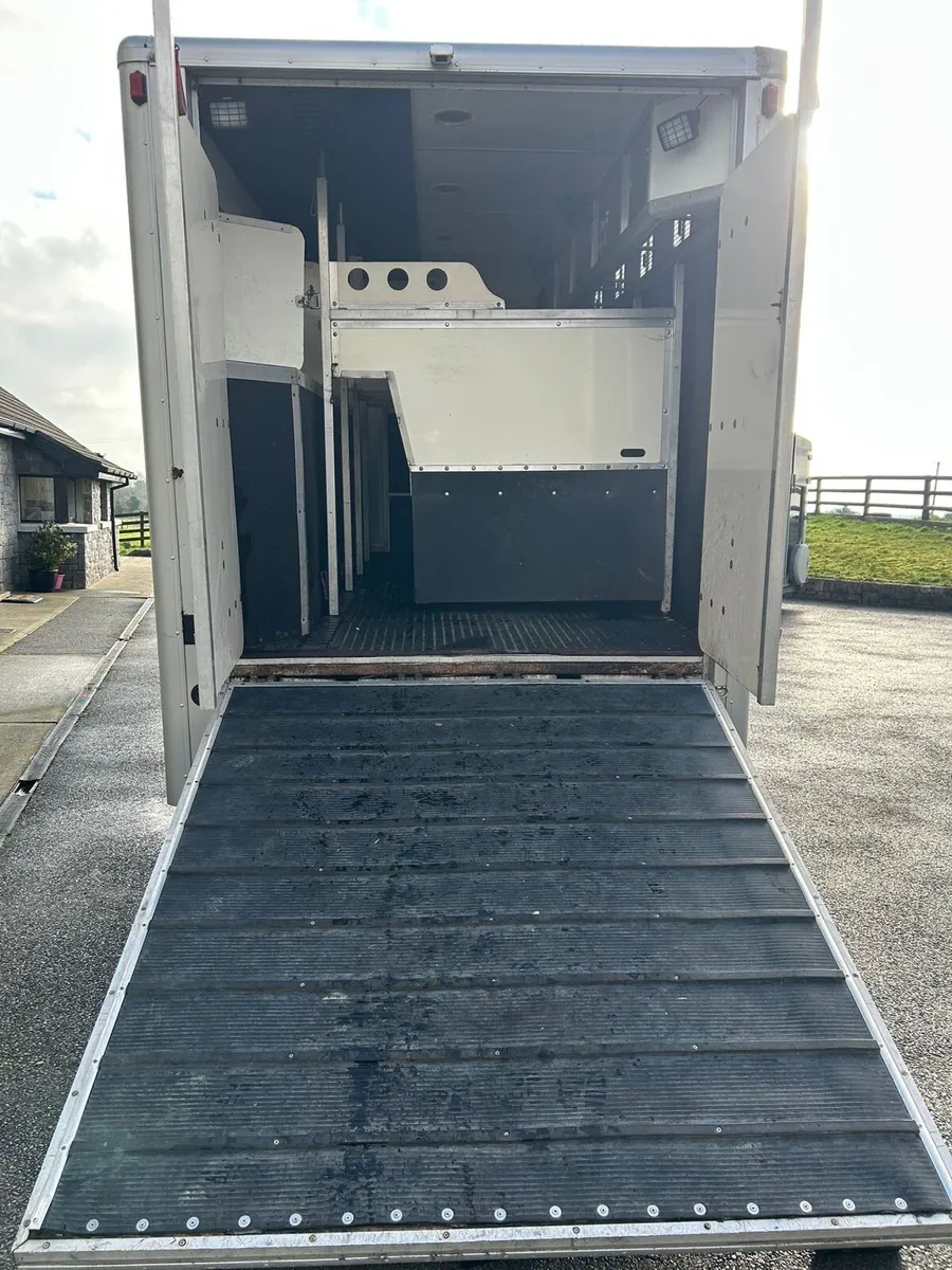 Mercedes 5 Horse Truck - Image 3