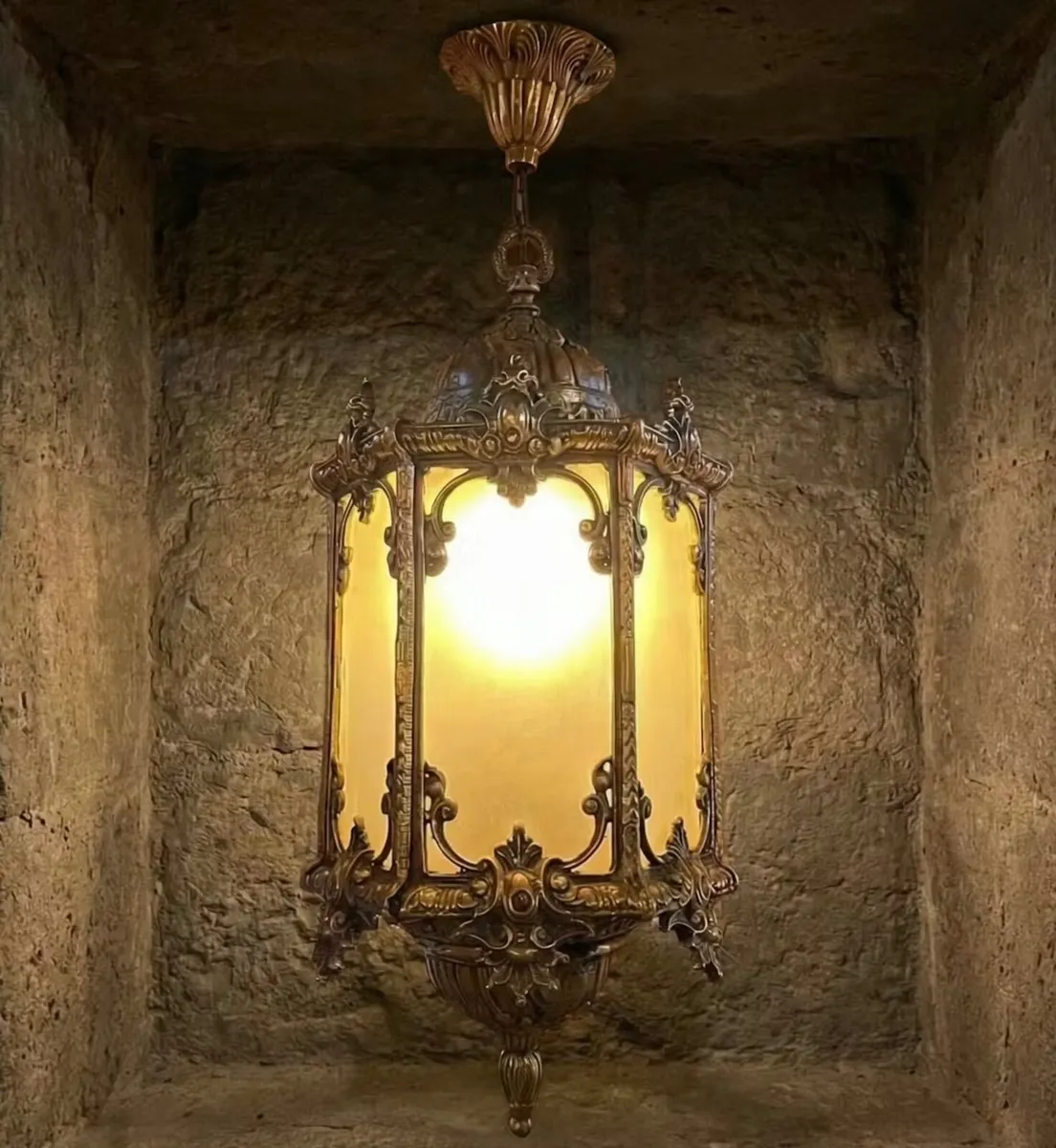 Medium sized detailed solid brass old  lantern - Image 1