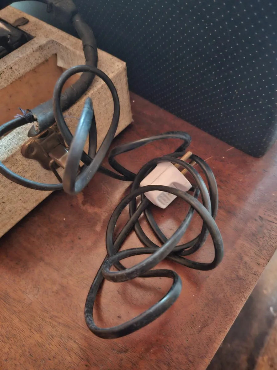 Vintage Singer Sewing Machine - Image 2