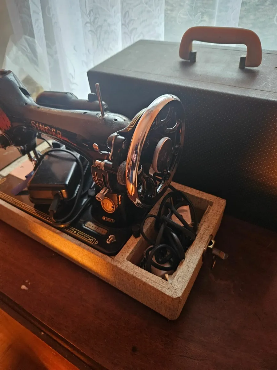 Vintage Singer Sewing Machine - Image 3
