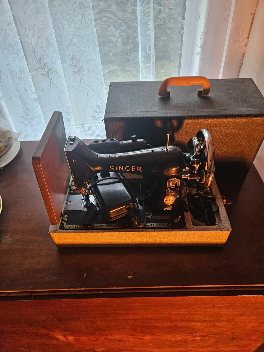 Vintage Singer Sewing Machine - Image 1